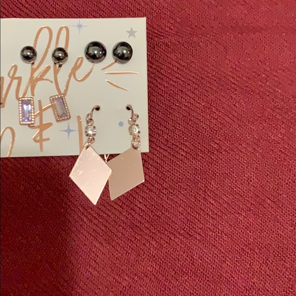8 sets of earrings. With two FREE rings!! - Picture 3 of 5